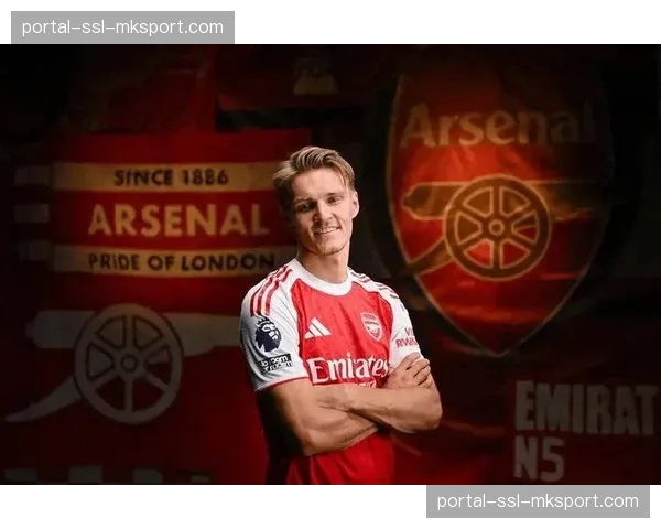 特写镜头：终场哨响，阿森纳队长厄德高久久伫立雨中