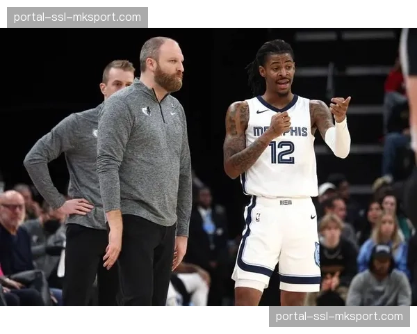 灰熊队教练詹金斯接受采访,谈如何培养年轻球员的防守篮板一传意识 灰熊队教练詹金斯接受采访,谈如何培养年轻球员的防守篮板一传意识